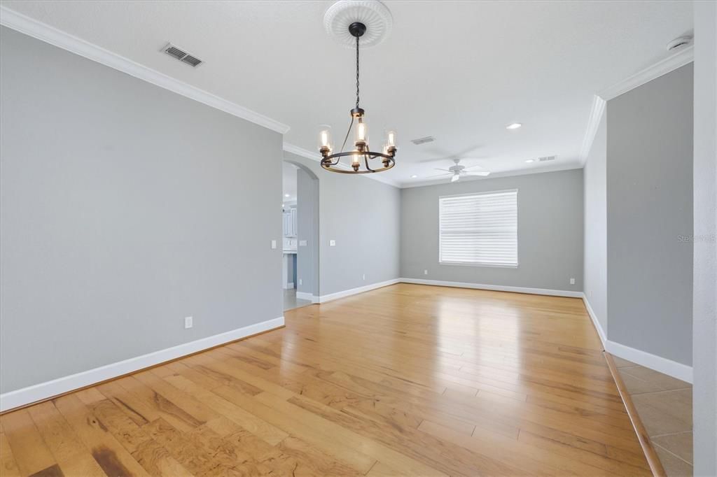 Activo con contrato: $499,000 (2 camas, 2 baños, 2121 Pies cuadrados)