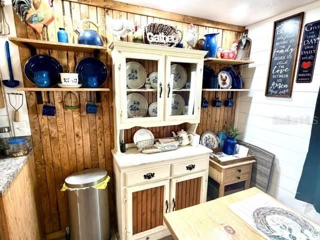 На продажу: $164,900 (2 спален, 1 ванн, 960 Квадратных фут)