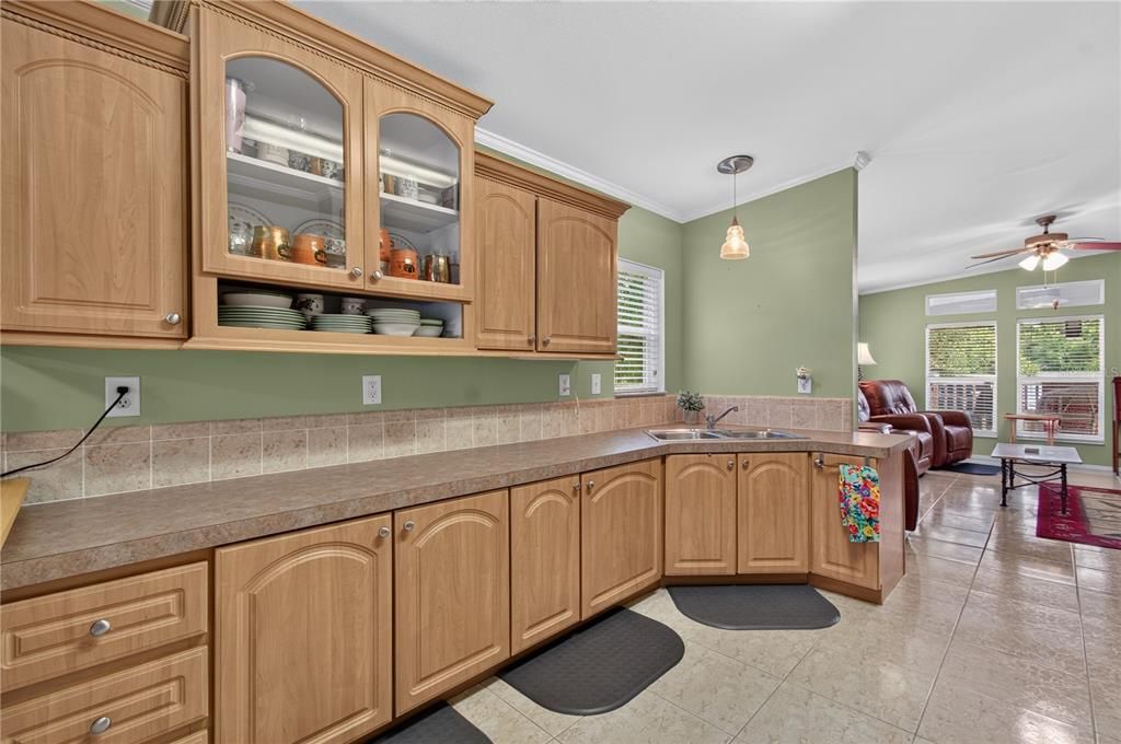 На продажу: $299,900 (2 спален, 2 ванн, 1440 Квадратных фут)