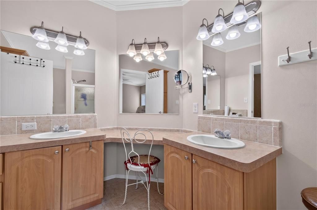 На продажу: $299,900 (2 спален, 2 ванн, 1440 Квадратных фут)