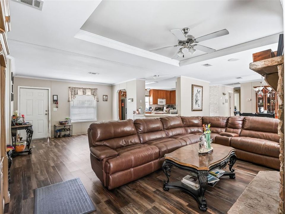 En Venta: $699,000 (3 camas, 2 baños, 1715 Pies cuadrados)