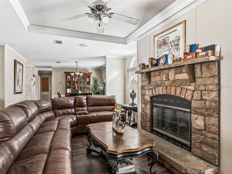 En Venta: $699,000 (3 camas, 2 baños, 1715 Pies cuadrados)