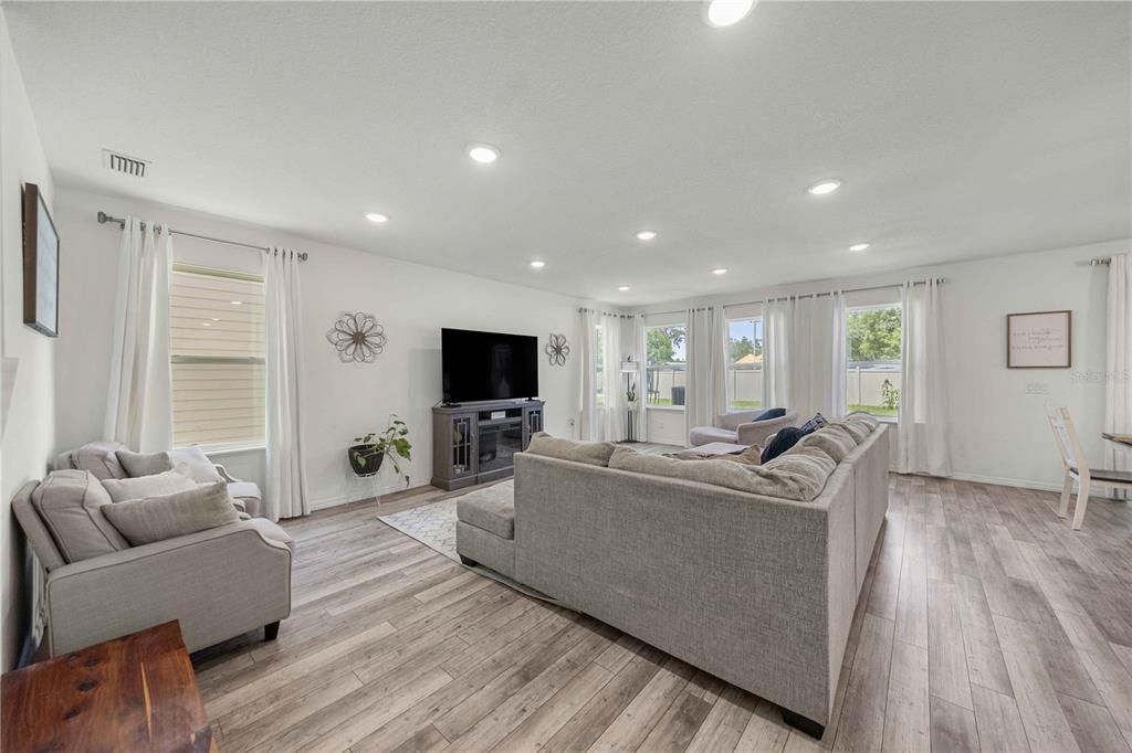For Sale: $490,000 (5 beds, 4 baths, 2802 Square Feet)