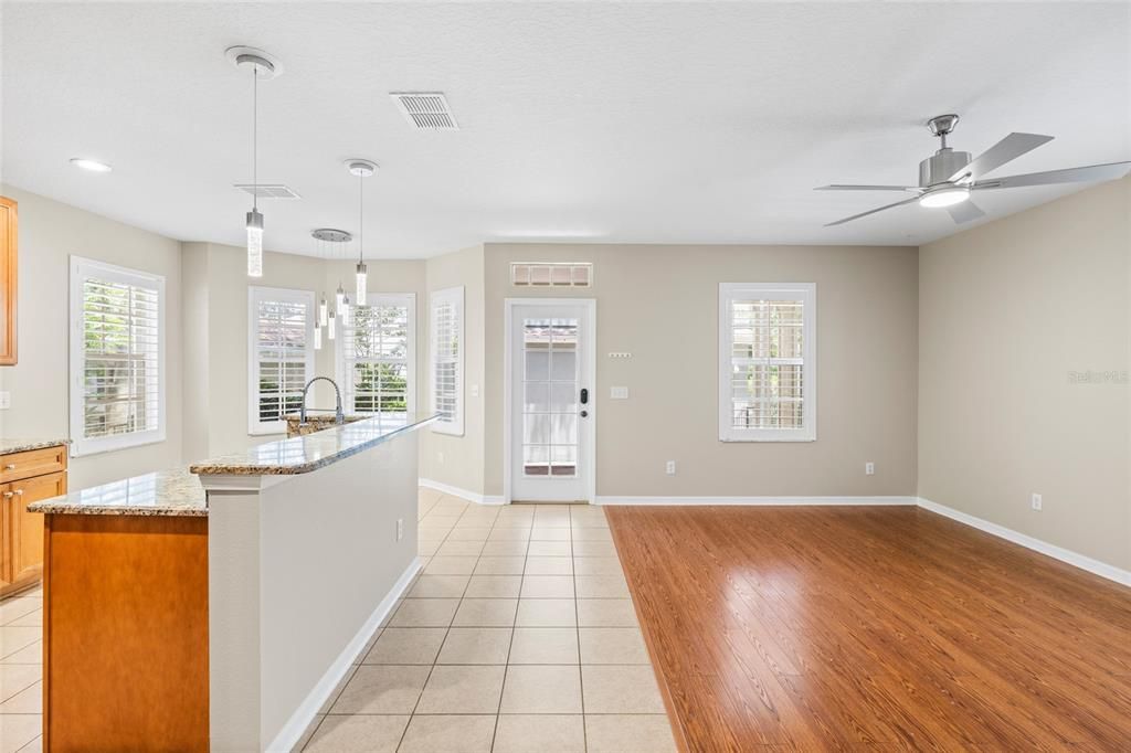 En Venta: $495,000 (4 camas, 3 baños, 2550 Pies cuadrados)