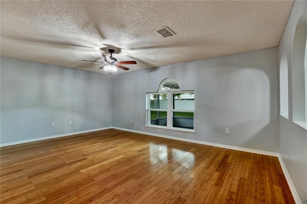 En Venta: $439,000 (4 camas, 2 baños, 2224 Pies cuadrados)