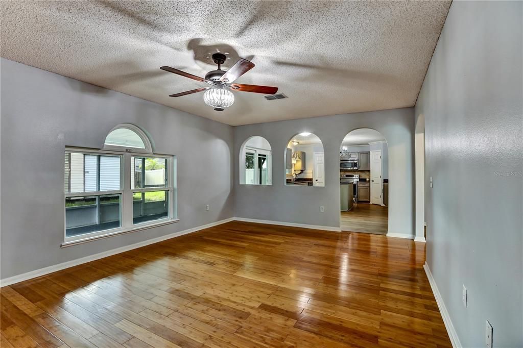 En Venta: $439,000 (4 camas, 2 baños, 2224 Pies cuadrados)