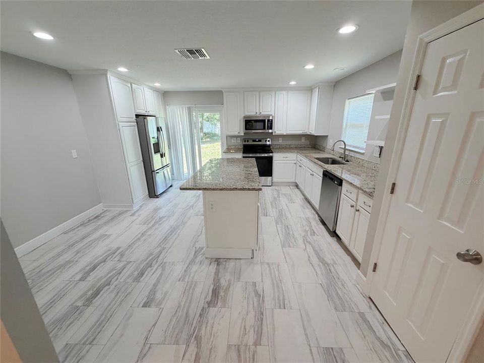 En Venta: $325,000 (3 camas, 2 baños, 1813 Pies cuadrados)