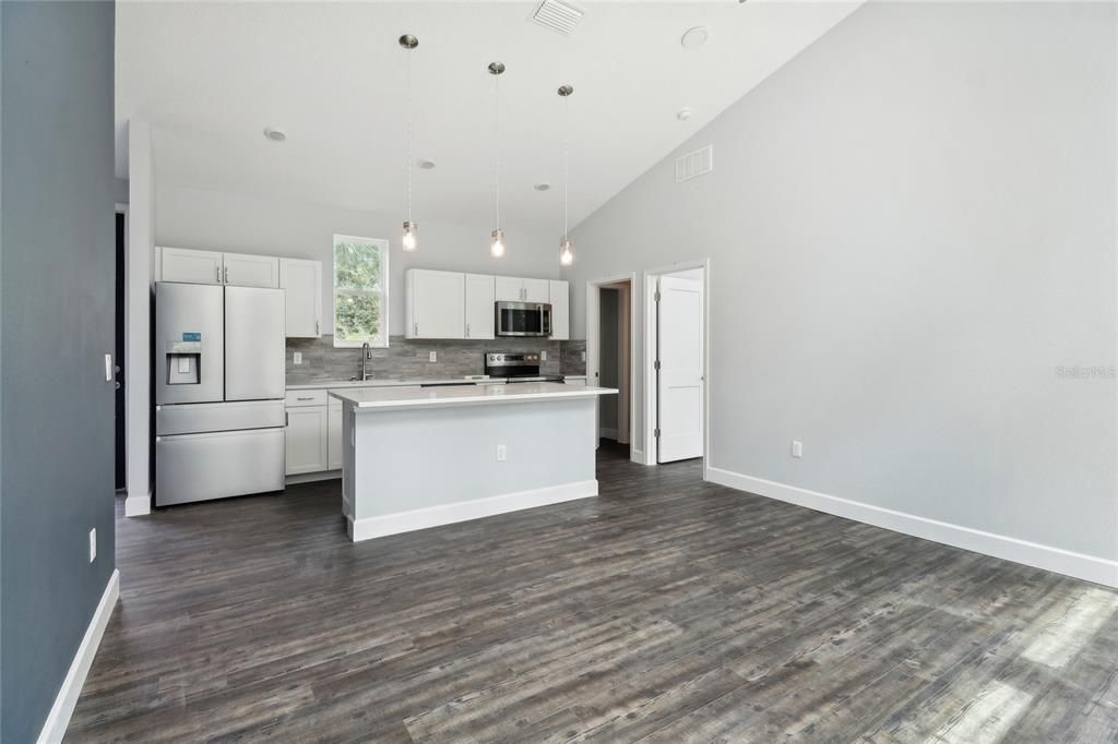 For Sale: $219,900 (2 beds, 2 baths, 913 Square Feet)