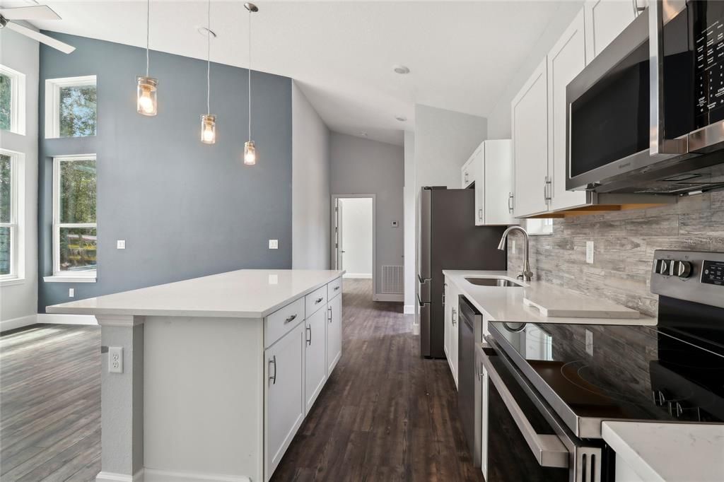 For Sale: $219,900 (2 beds, 2 baths, 913 Square Feet)