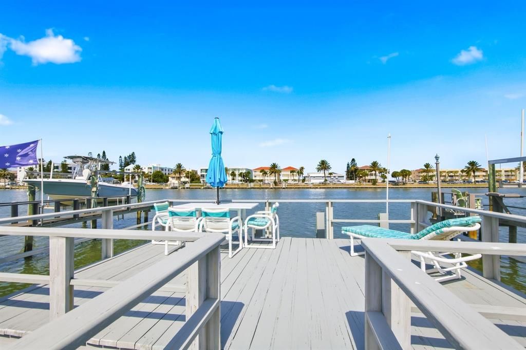 For Sale: $325,000 (2 beds, 2 baths, 736 Square Feet)