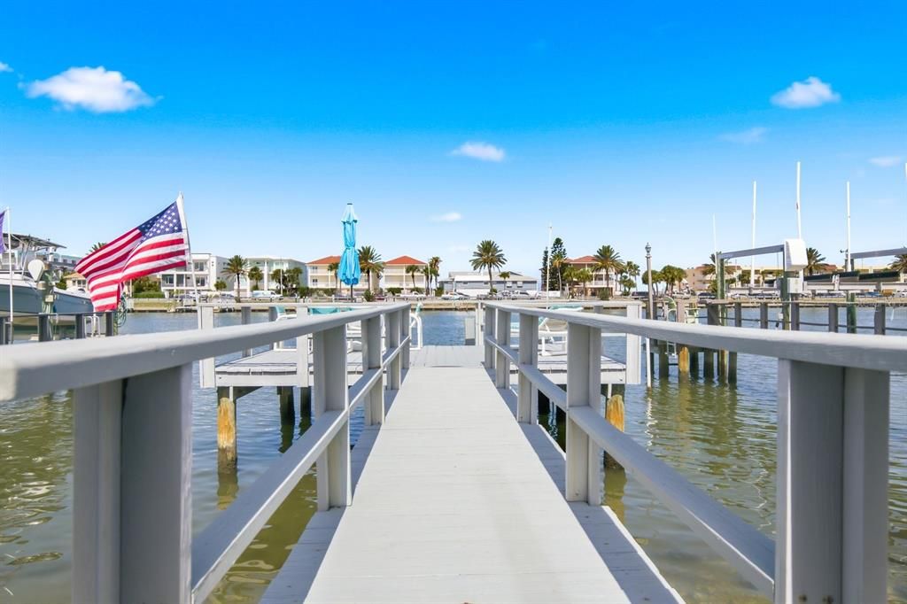 For Sale: $325,000 (2 beds, 2 baths, 736 Square Feet)