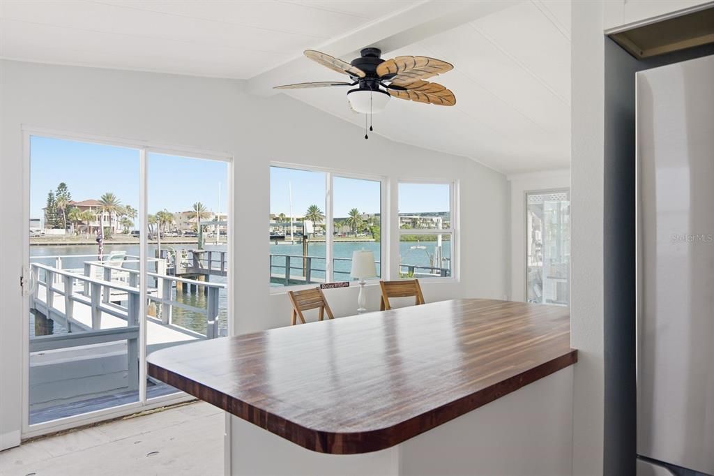 For Sale: $325,000 (2 beds, 2 baths, 736 Square Feet)