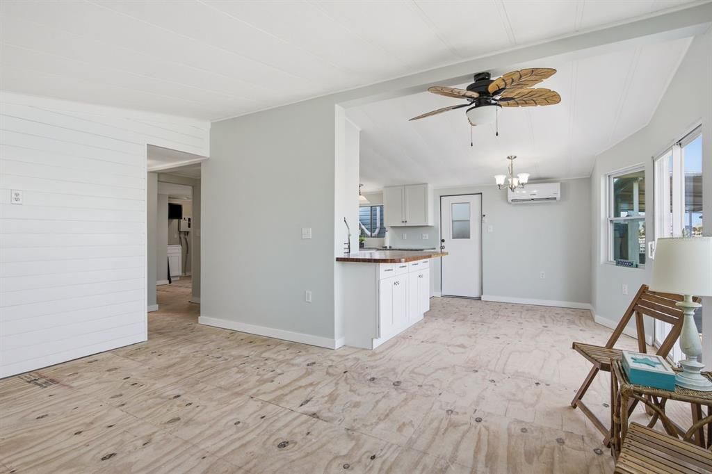 For Sale: $325,000 (2 beds, 2 baths, 736 Square Feet)