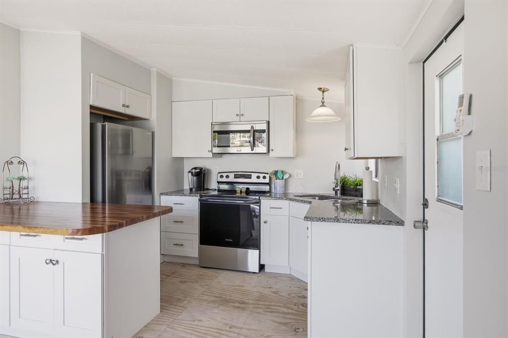 For Sale: $325,000 (2 beds, 2 baths, 736 Square Feet)