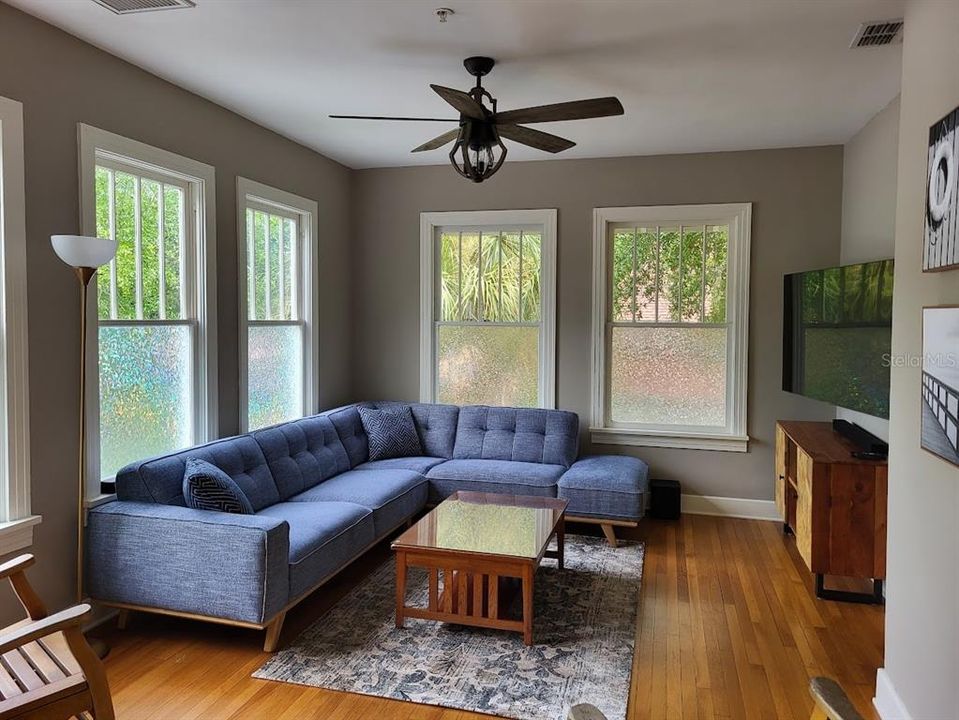 For Rent: $1,995 (2 beds, 2 baths, 1000 Square Feet)