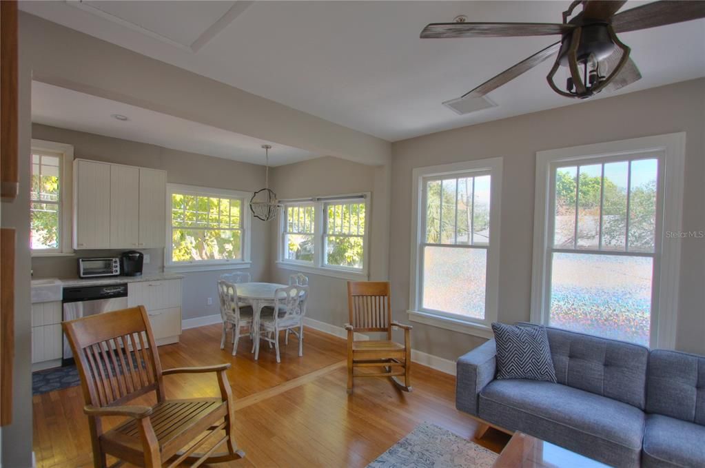 For Rent: $1,995 (2 beds, 2 baths, 1000 Square Feet)