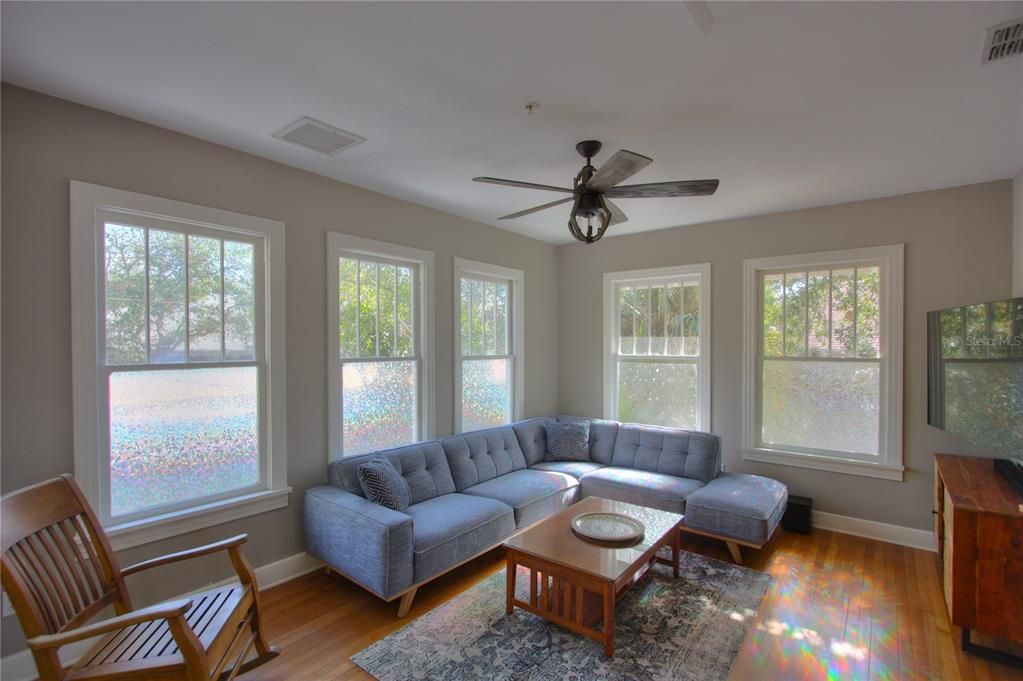 For Rent: $1,995 (2 beds, 2 baths, 1000 Square Feet)
