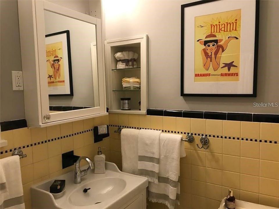 For Rent: $1,995 (2 beds, 2 baths, 1000 Square Feet)