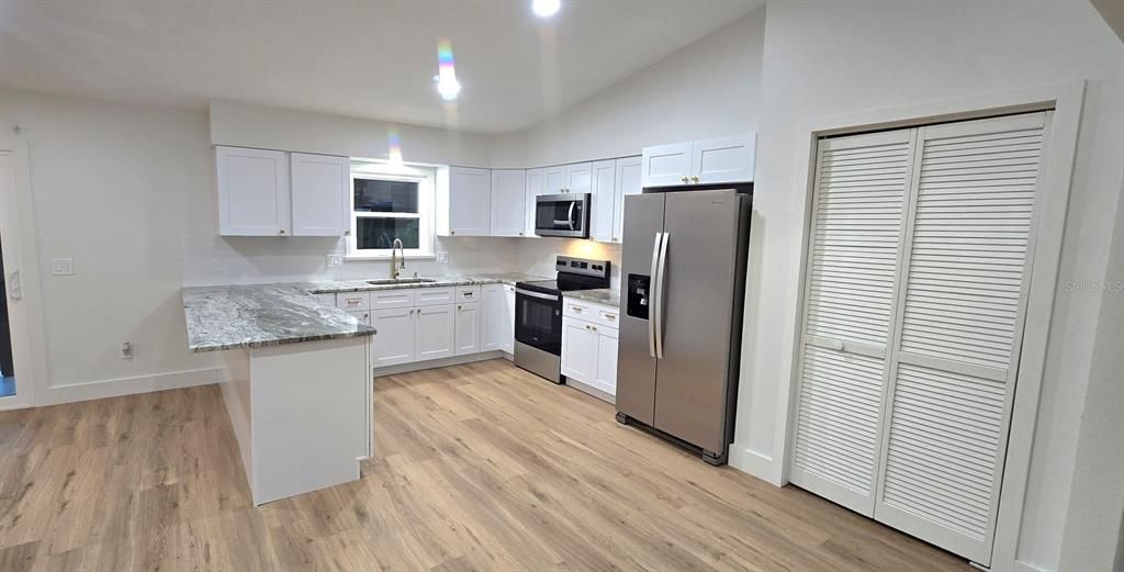 На продажу: $449,900 (3 спален, 3 ванн, 1946 Квадратных фут)