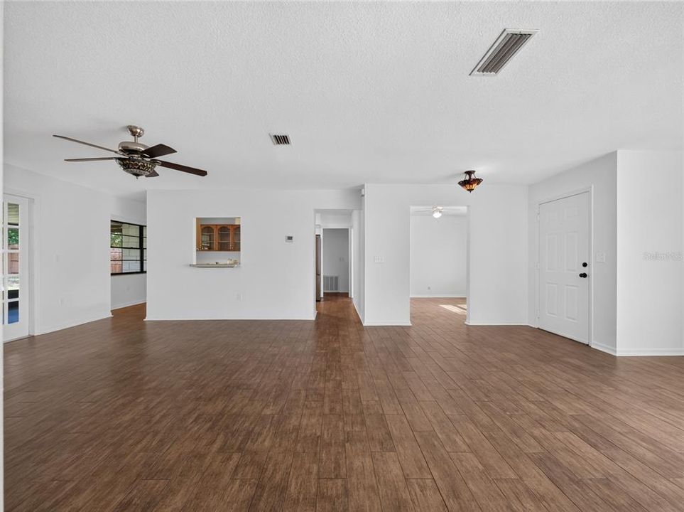 En Venta: $425,000 (3 camas, 2 baños, 1860 Pies cuadrados)