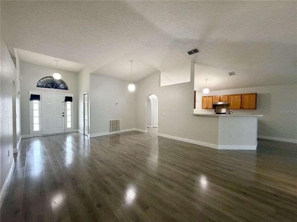 For Sale: $259,900 (3 beds, 2 baths, 1592 Square Feet)