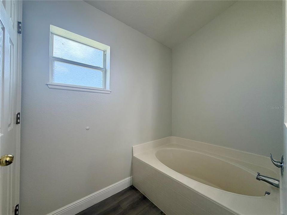 For Sale: $259,900 (3 beds, 2 baths, 1592 Square Feet)