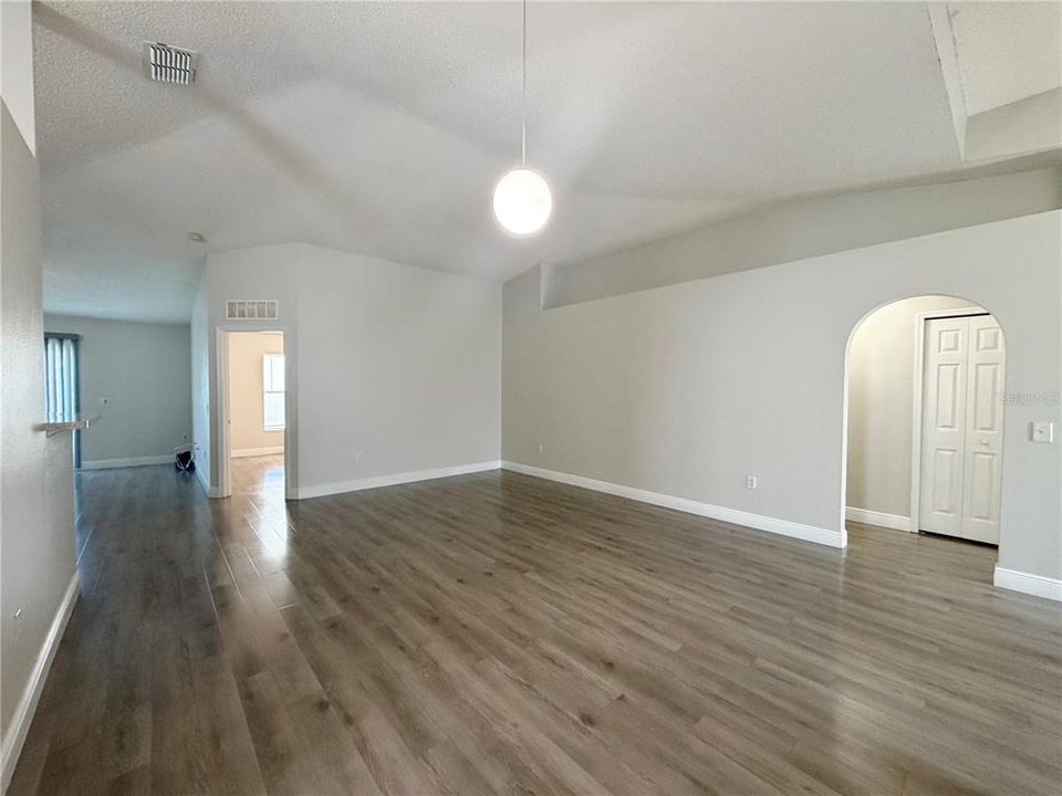 For Sale: $259,900 (3 beds, 2 baths, 1592 Square Feet)