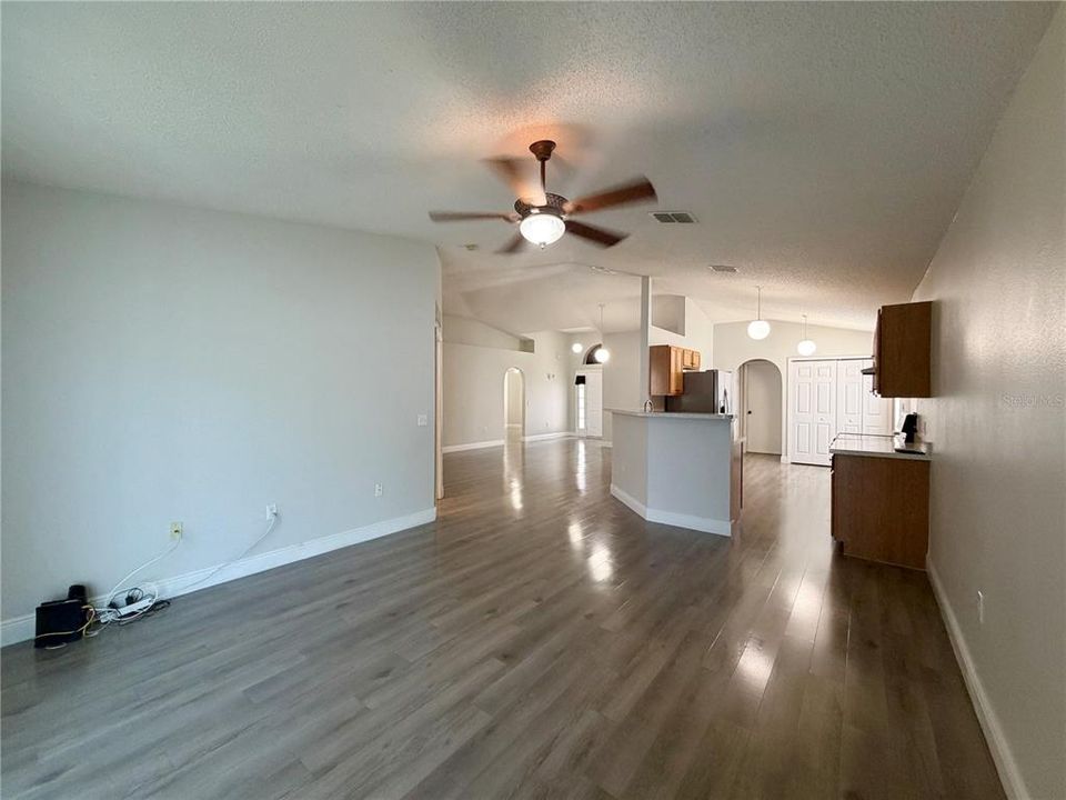 For Sale: $259,900 (3 beds, 2 baths, 1592 Square Feet)