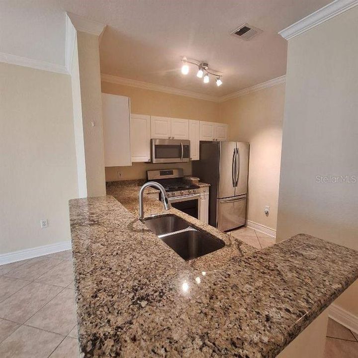 For Rent: $1,800 (1 beds, 1 baths, 890 Square Feet)