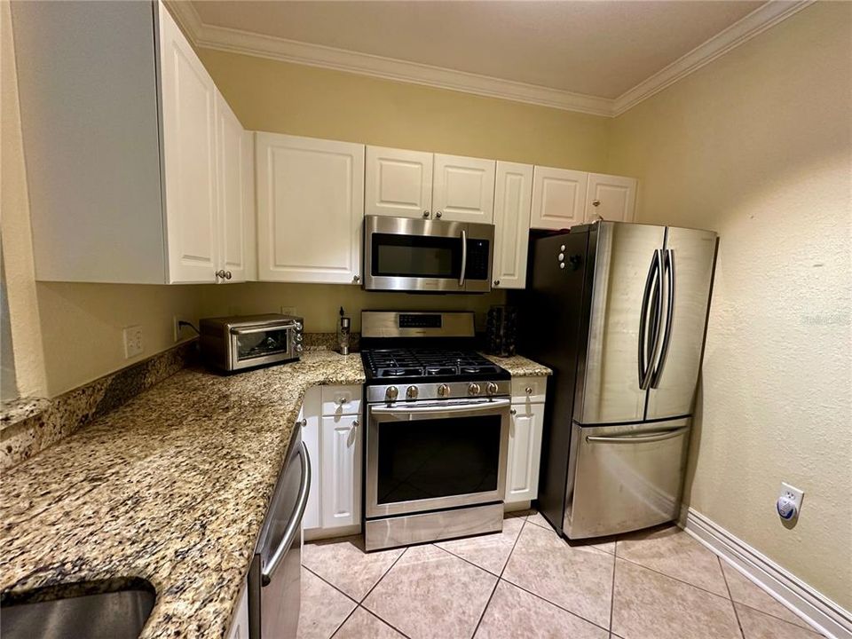 For Rent: $1,800 (1 beds, 1 baths, 890 Square Feet)