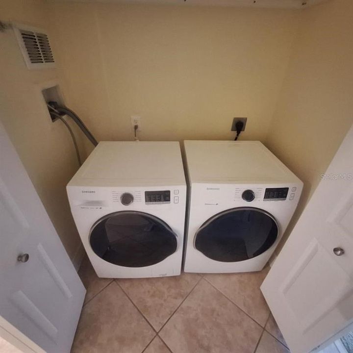 For Rent: $1,800 (1 beds, 1 baths, 890 Square Feet)