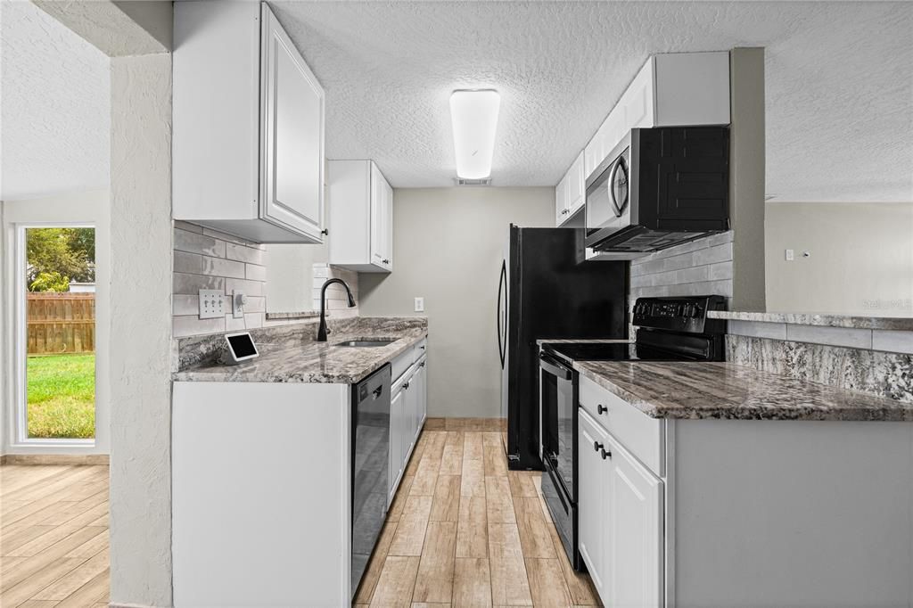 На продажу: $289,000 (2 спален, 1 ванн, 874 Квадратных фут)