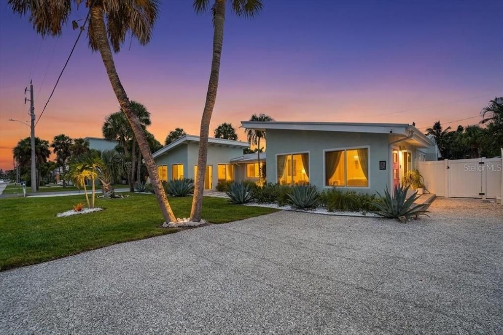 For Sale: $1,995,000 (4 beds, 0 baths, 2284 Square Feet)