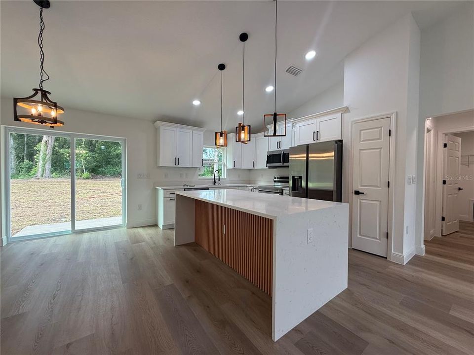 For Sale: $279,000 (3 beds, 2 baths, 1402 Square Feet)