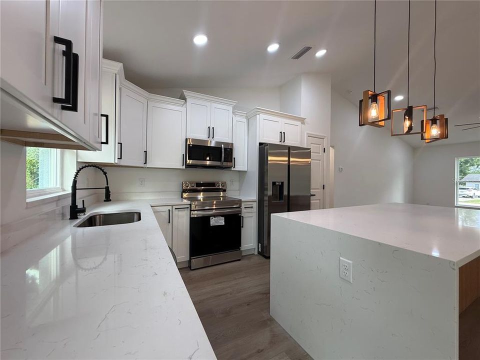 For Sale: $279,000 (3 beds, 2 baths, 1402 Square Feet)