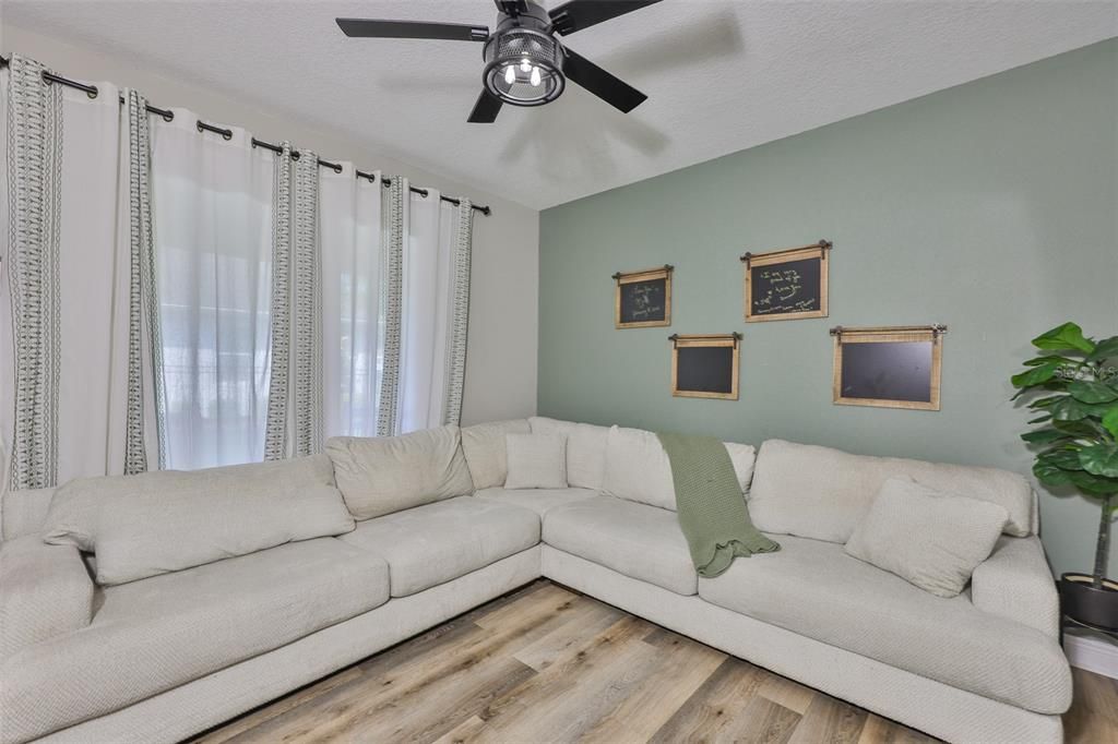 En Venta: $524,990 (4 camas, 2 baños, 2733 Pies cuadrados)