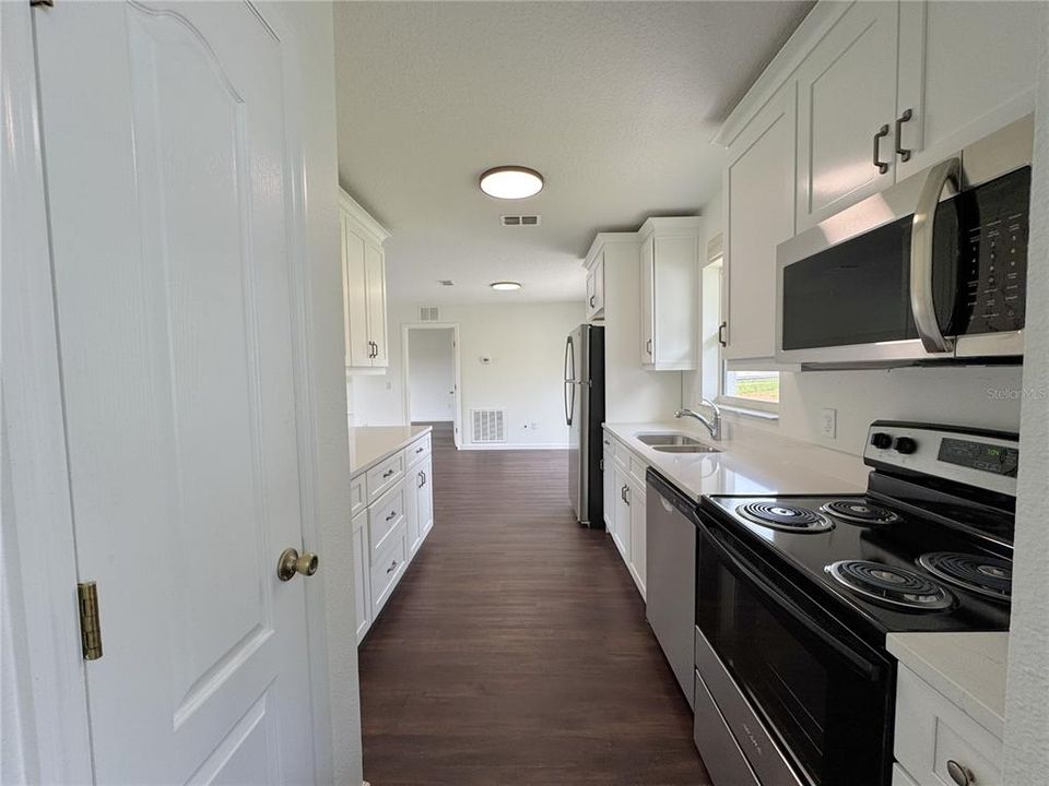 For Rent: $1,600 (3 beds, 2 baths, 1296 Square Feet)