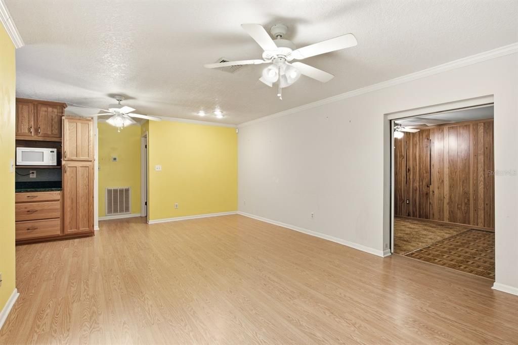 Под контрактом: $279,999 (4 спален, 2 ванн, 1648 Квадратных фут)