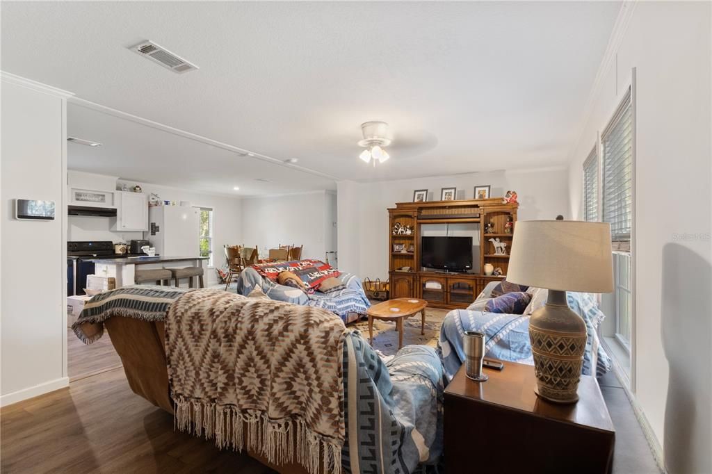 For Sale: $369,900 (3 beds, 2 baths, 1512 Square Feet)