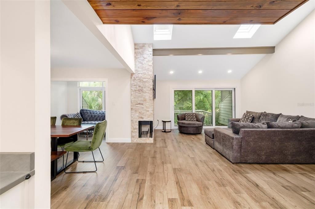 For Sale: $375,000 (3 beds, 3 baths, 1923 Square Feet)