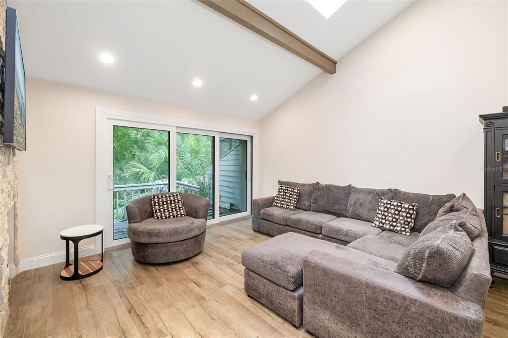 For Sale: $375,000 (3 beds, 3 baths, 1923 Square Feet)