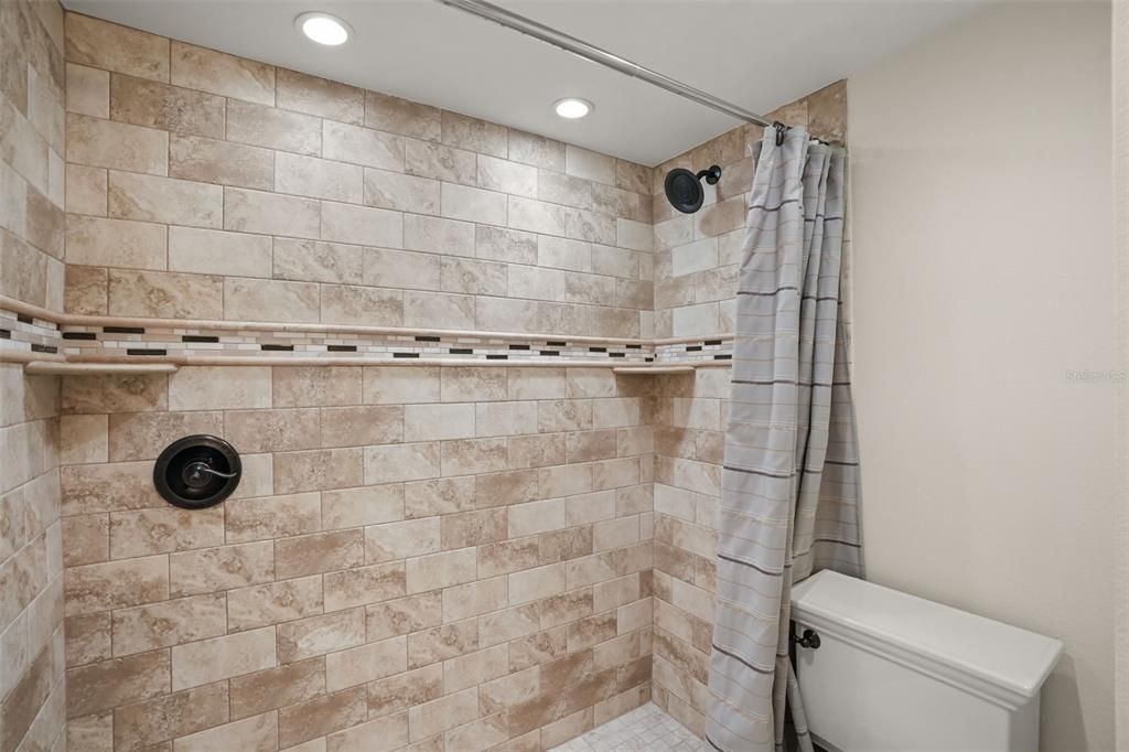 For Sale: $440,000 (1 beds, 2 baths, 1077 Square Feet)