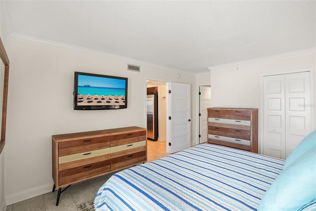 For Sale: $440,000 (1 beds, 2 baths, 1077 Square Feet)