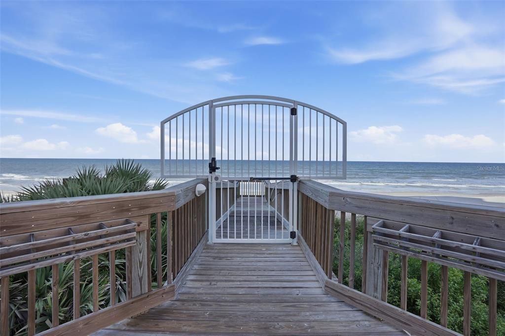 For Sale: $440,000 (1 beds, 2 baths, 1077 Square Feet)
