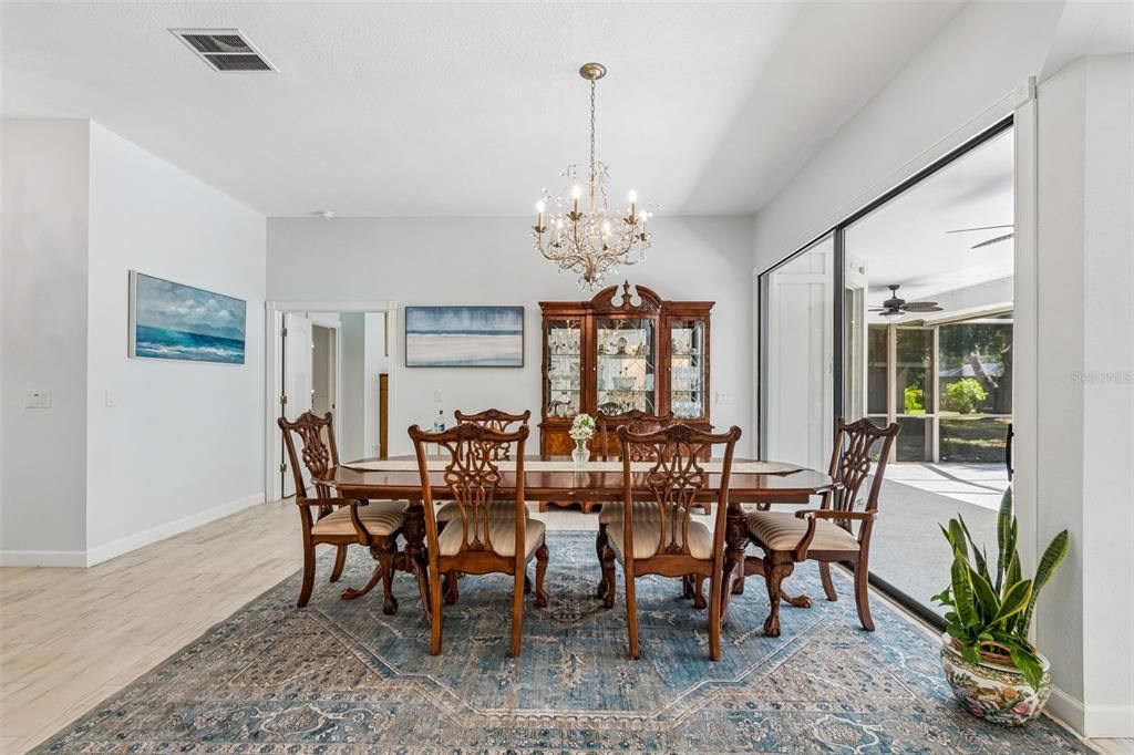 En Venta: $890,000 (4 camas, 2 baños, 2407 Pies cuadrados)