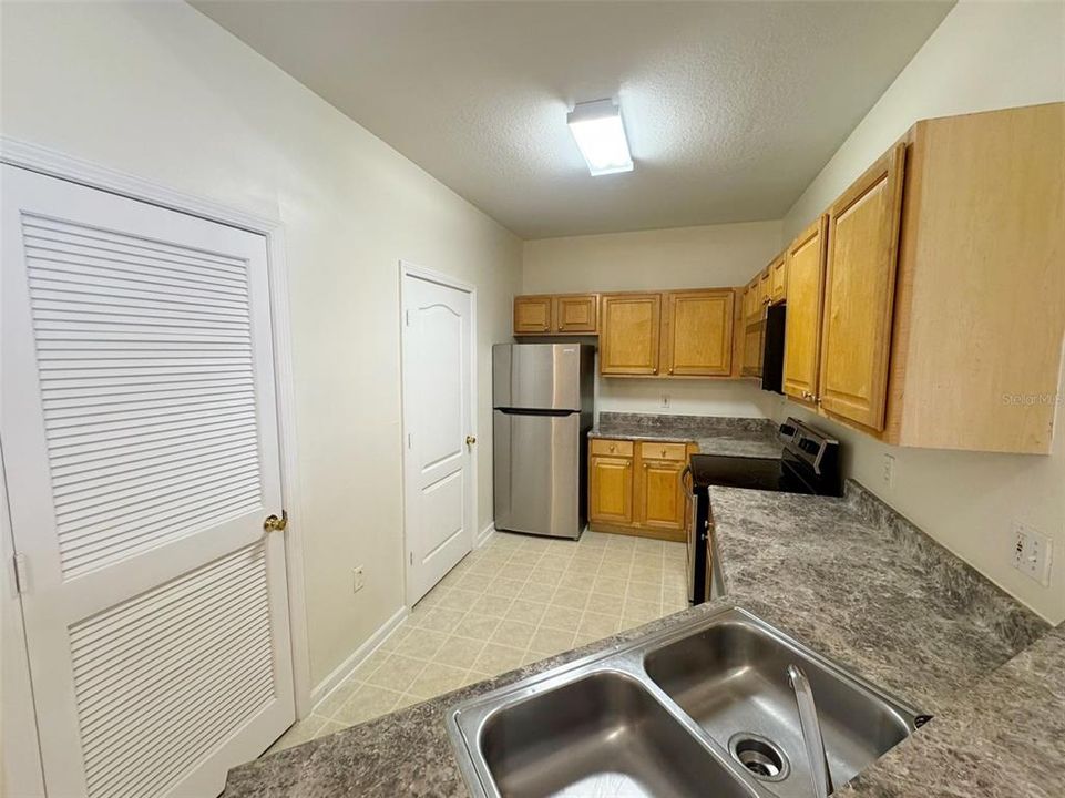 For Sale: $155,000 (1 beds, 1 baths, 951 Square Feet)
