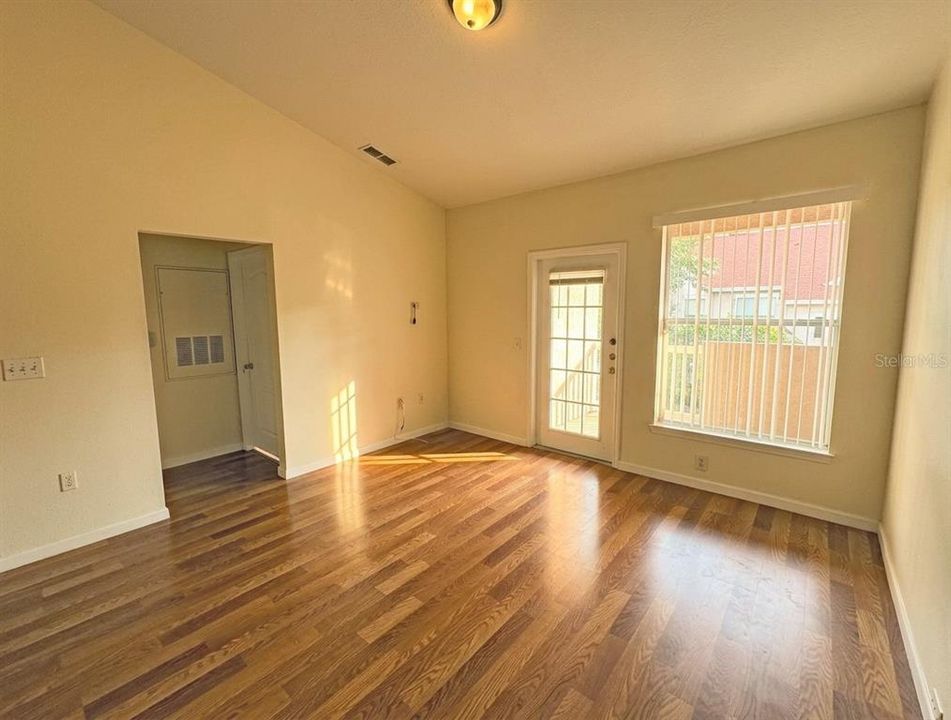 For Sale: $155,000 (1 beds, 1 baths, 951 Square Feet)