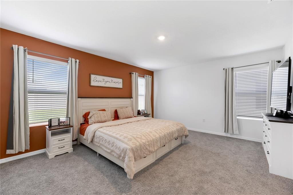Activo con contrato: $379,900 (4 camas, 3 baños, 2335 Pies cuadrados)