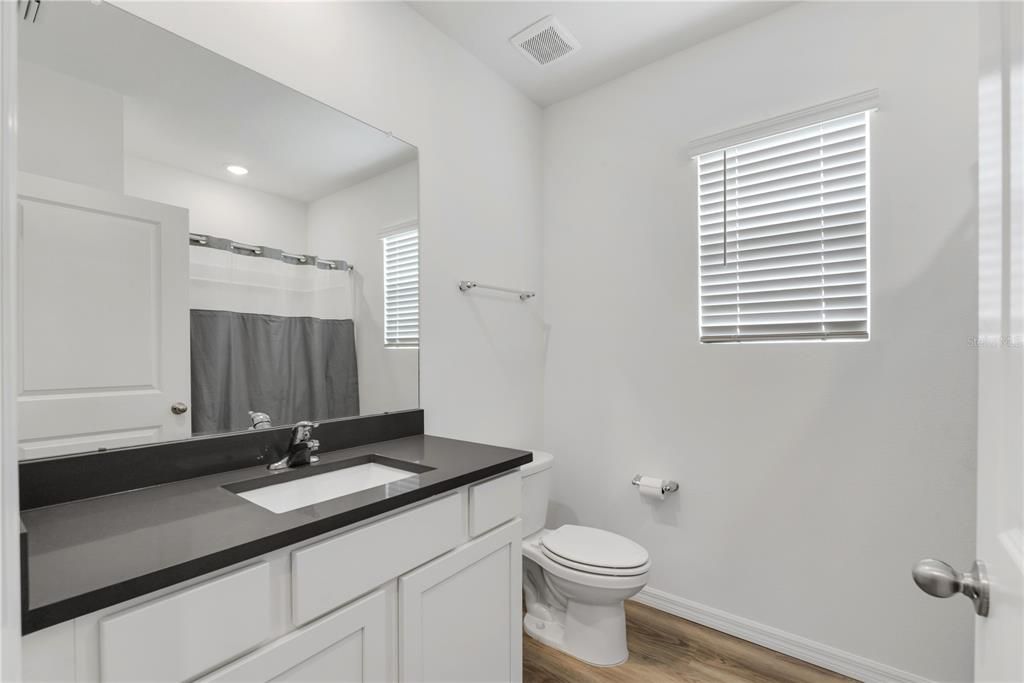 Activo con contrato: $379,900 (4 camas, 3 baños, 2335 Pies cuadrados)