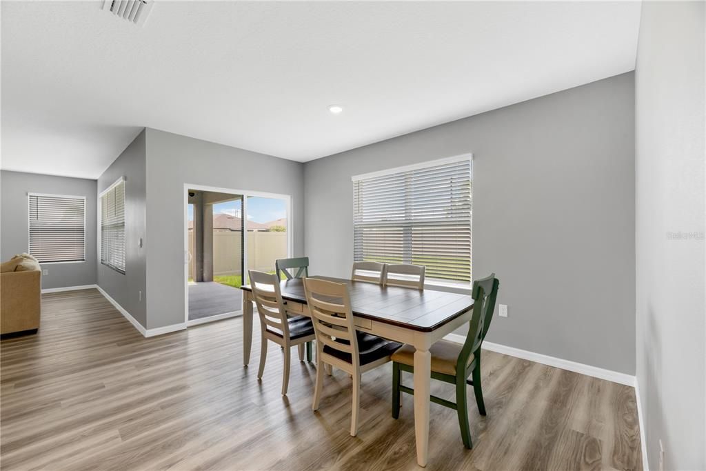 Activo con contrato: $379,900 (4 camas, 3 baños, 2335 Pies cuadrados)